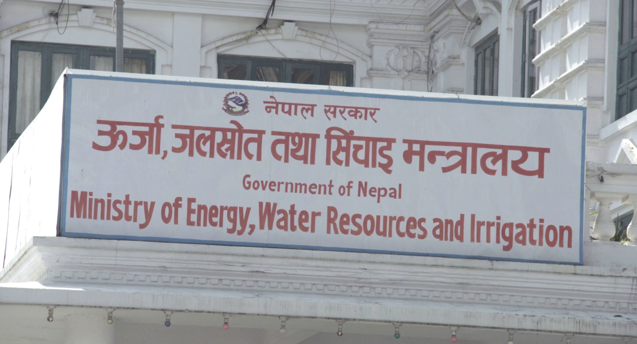तोकिएको शुल्कभन्दा अतिरिक्त रकम माग गरिए मन्त्रालयमा जानकारी गराउनु : मन्त्री श्रेष्ठ